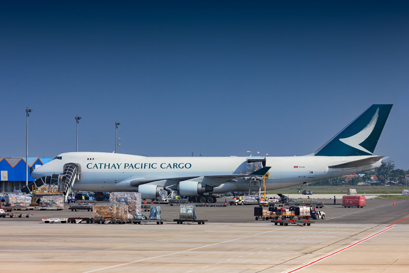 Cargo aircraft taking off against a clear sky